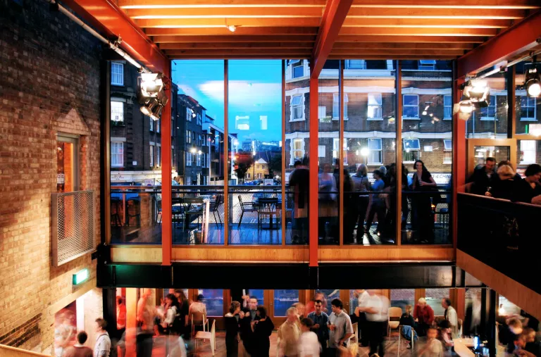 Cred: Haworth Tompkins Foajén på Young Vic