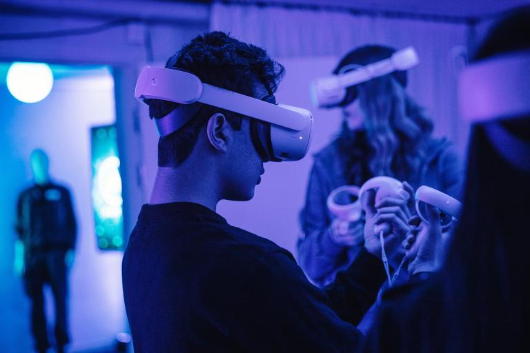 Ungdomar med VR-headset löser uppgifter med varandra i VR