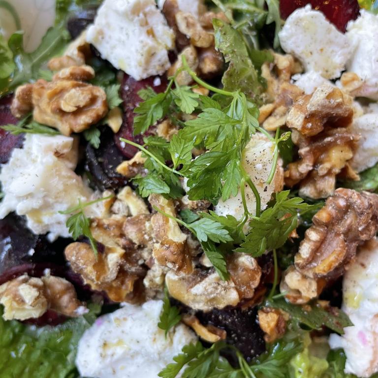 Sallad med valnöt och chevre.