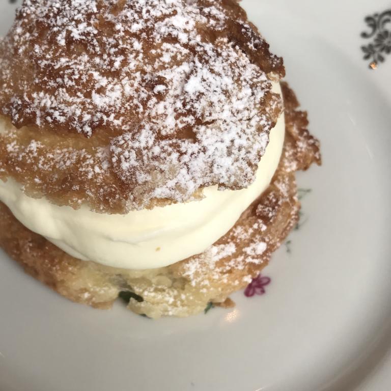 Närbild på en semla.