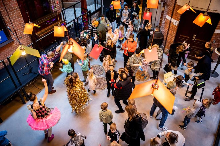 Foto Jenny Baumgartner Många personer som dansar