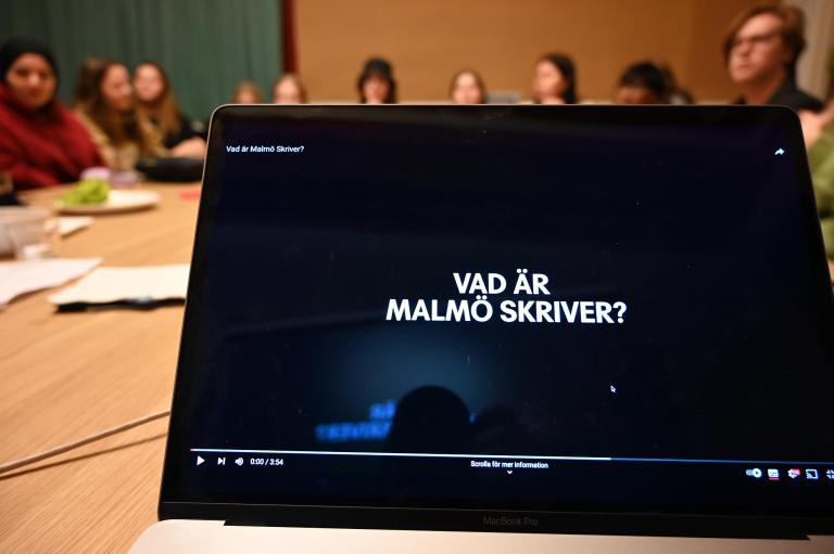 En dator som visar en fim som heter "Malmö Skriver"