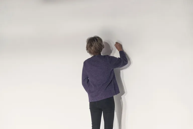 Lärare skriver på whiteboard