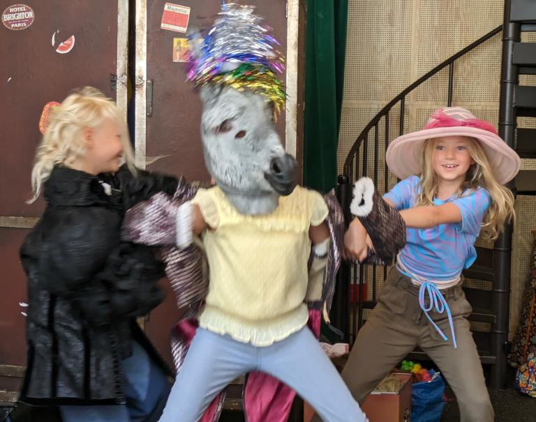 barn som dansar i kostymer