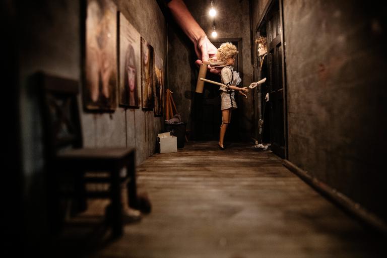 En docka står i en korridor