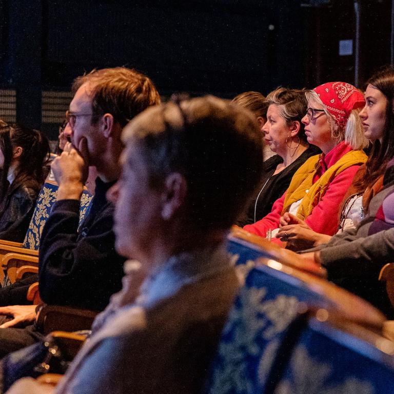 Jenny Baumgartner Publik som sitter i salong och tittar