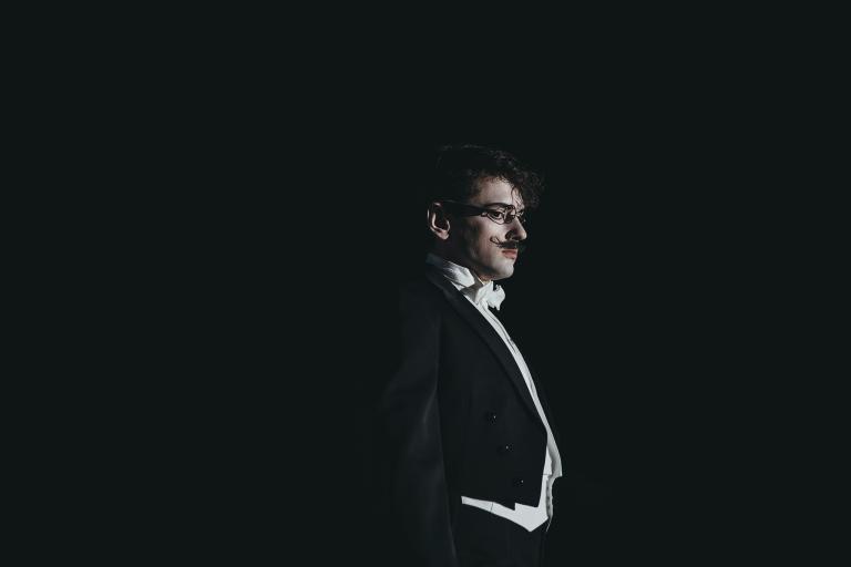 Pianisten iklädd frack. Syns i profil.