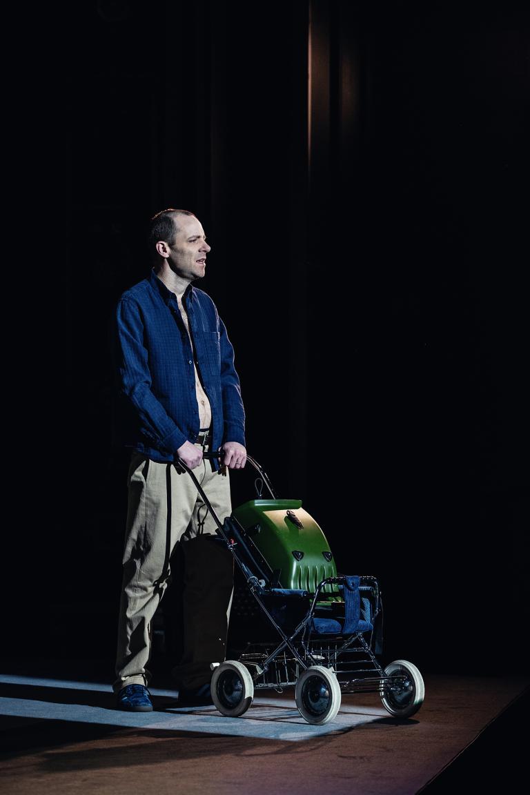 Man med barnvagn kommer gående