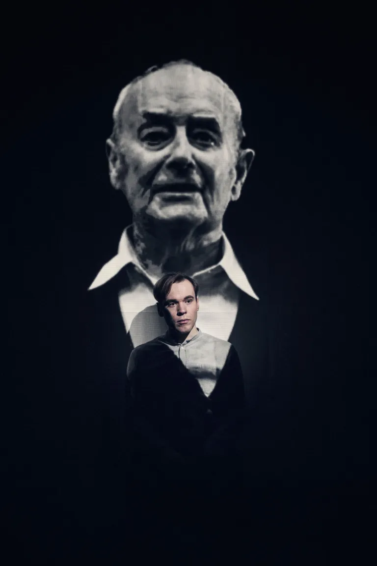 Föreställningsbild Stefan skådespelare sitter framför en projicerad bild på den verkliga Stefan Zablocki