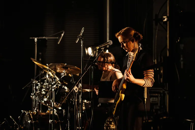 Person spelar elgitarr