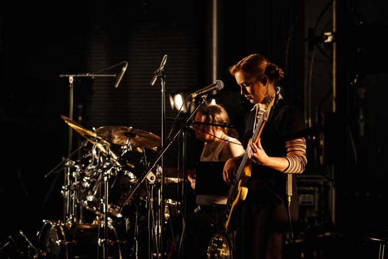Person spelar elgitarr