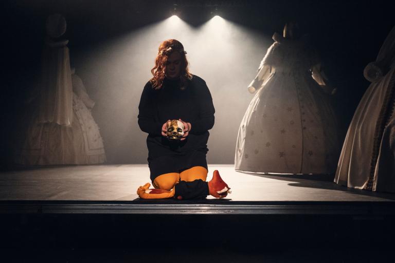 Skådespelare spelar Ofelia som begraver sin gosedjursräv