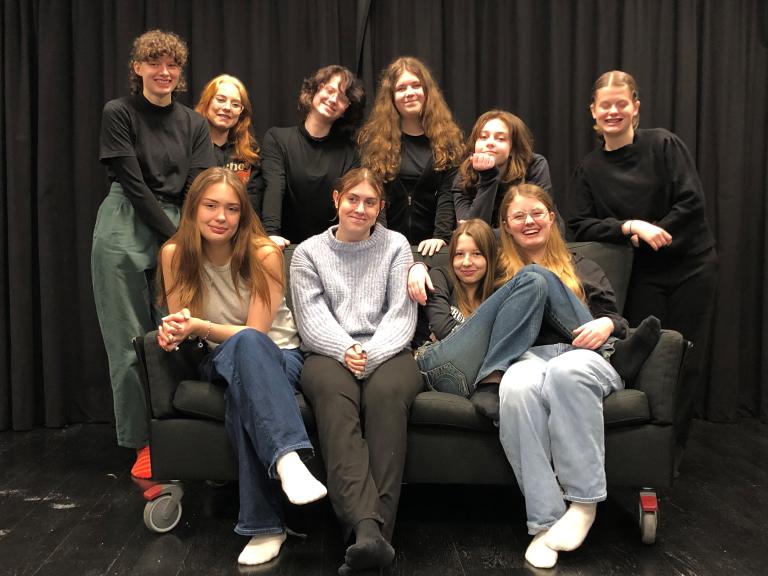 Ensemble Spyken Gruppbild spyken ensemble ungdomar i en soffa