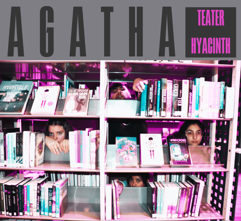 Teater Hyacinth, Scen utanför C affischbild Agatha ungdomar som kikar ut från en bibliotekshylla med böcker