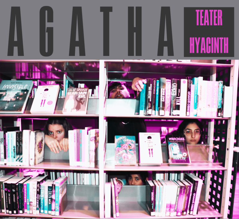 affischbild Agatha ungdomar som kikar ut från en bibliotekshylla med böcker