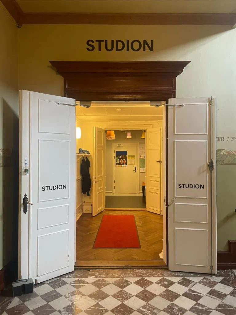 entrén till studion