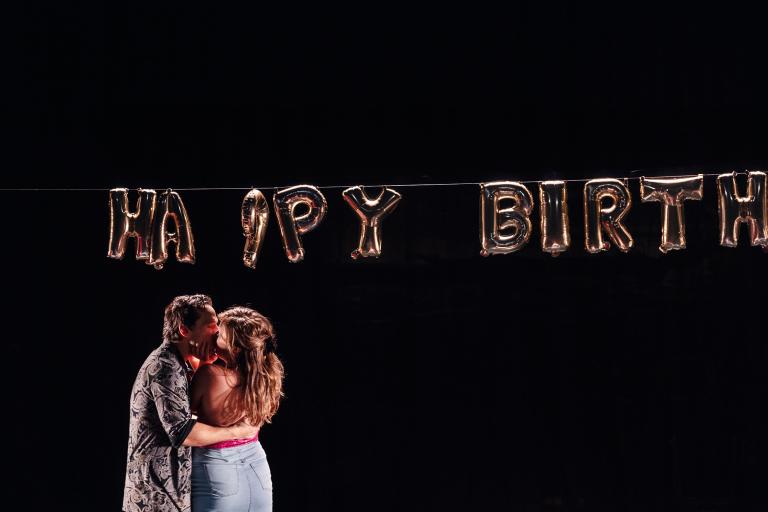Två personer till vänster. Girlang med happy Birthday över bilden.
