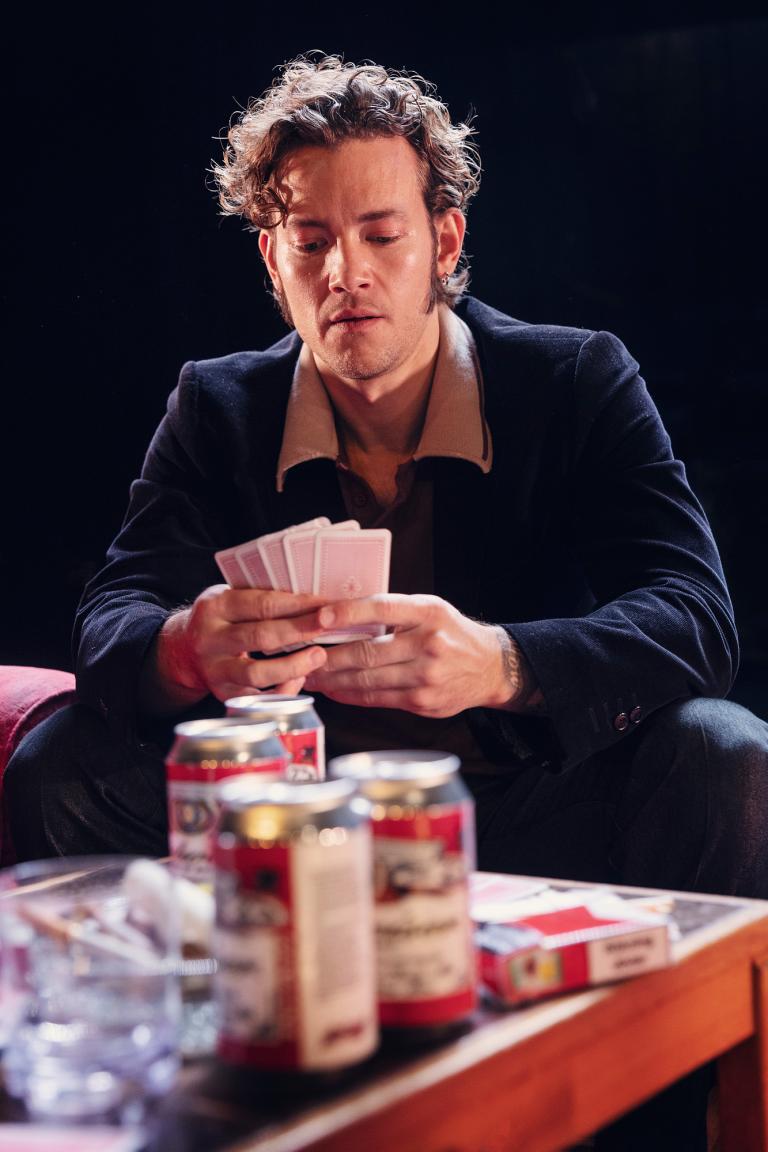 En man sitter vid ett bord och spelar poker