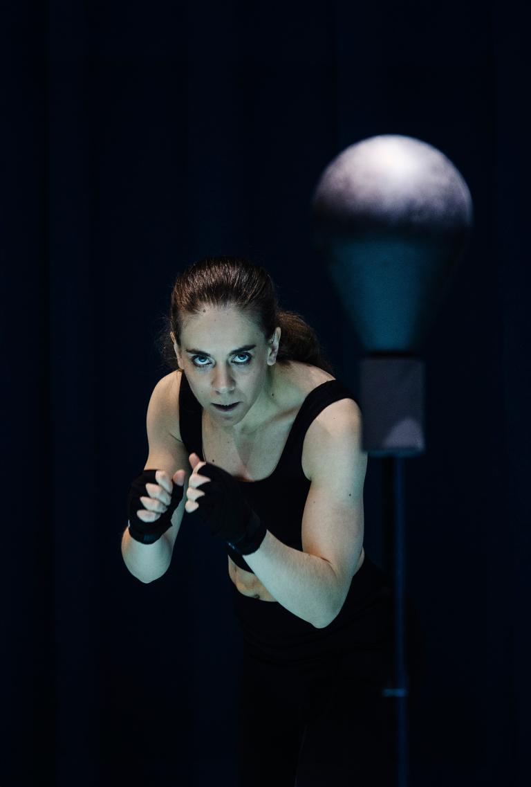 Skådespelaren tittar rakt fram i boxningsposition med händerna uppe.