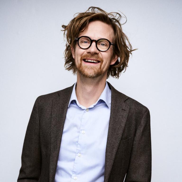 Foto: Morgan Norman En glad man med glasögon och yvigt hår