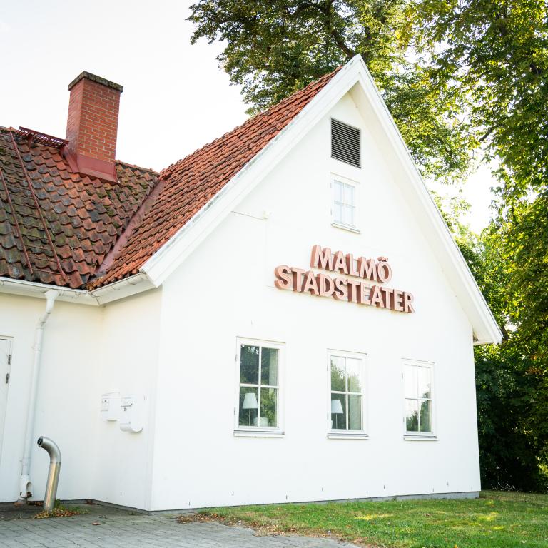 Foto på fasaden på Malmö Stadsteater Rosengård