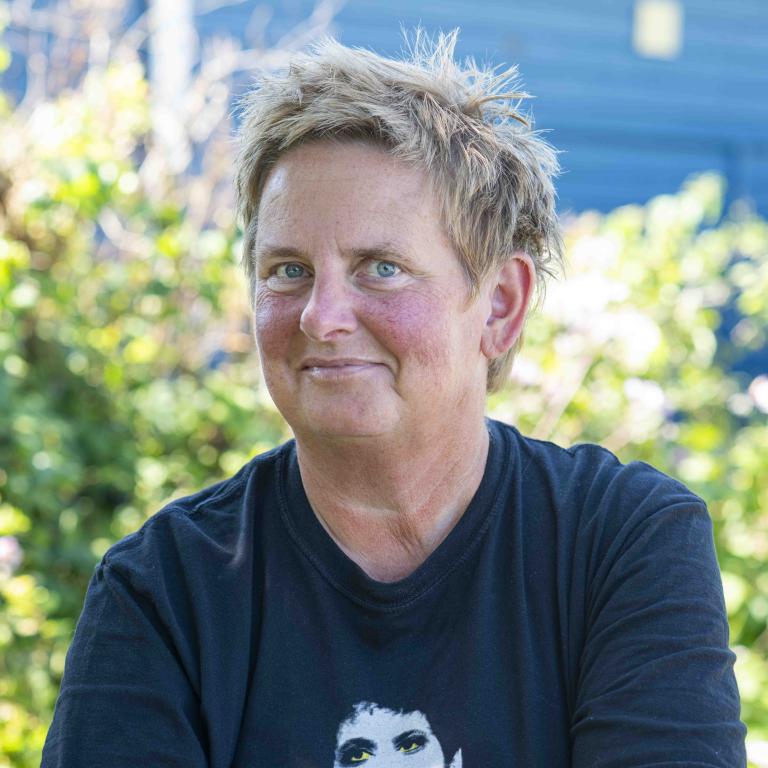 Porträtt på Jeanette Rosengren utomhus en solig dag