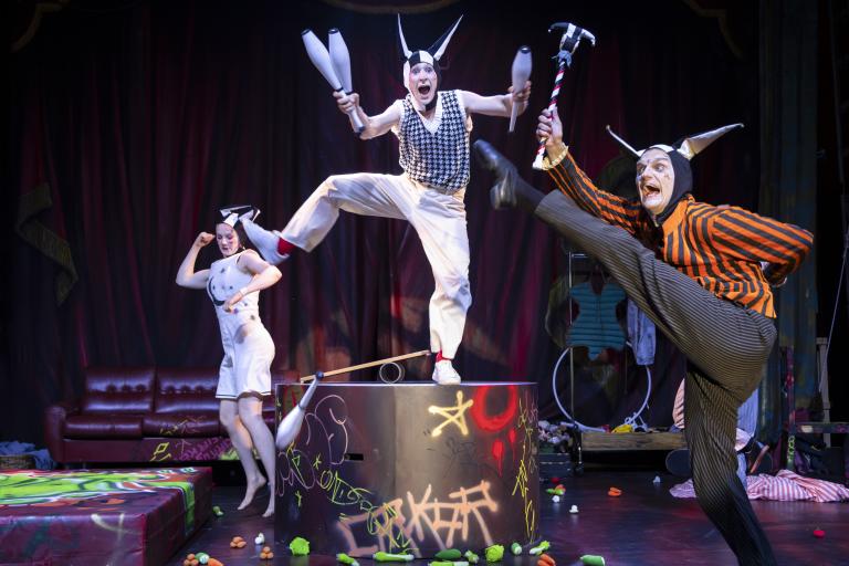 Sara P. Borgström Artister hoppar och jonglerar på färgglad scen med graffitidetaljer.