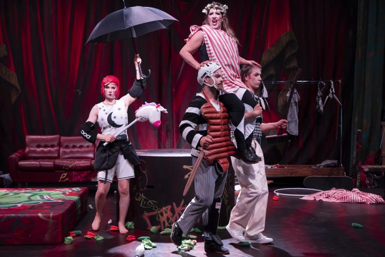 Sara P. Borgström Fyra artister poserar på scen – en håller paraply och en bär en krans likt Julius Caesar.