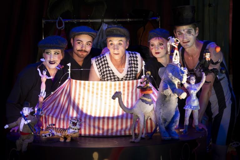 Sara P. Borgström Fem artister står bakom miniatyrcirkus med dockor av djur och cirkusartister.
