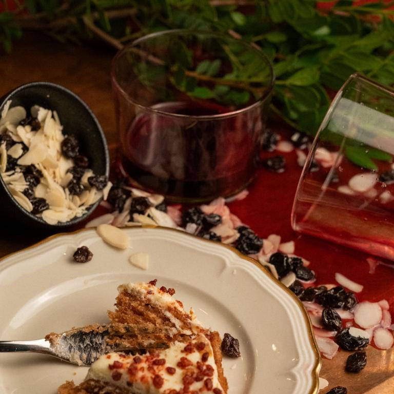 Glögg, mandlar och russin utspillda, en kaka äten på 