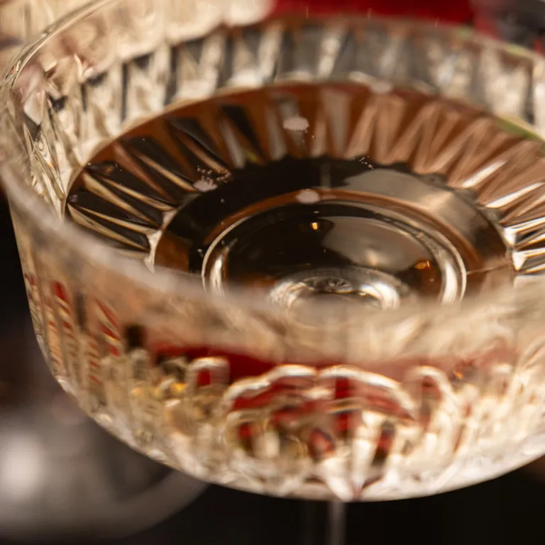 Ett glas med bubbel i närbild