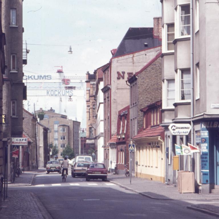 Gatuvy Engelbrektsgatan 1970-tal. Bilar syns på gatan och Kockumskranen skymtar i bakgrunden