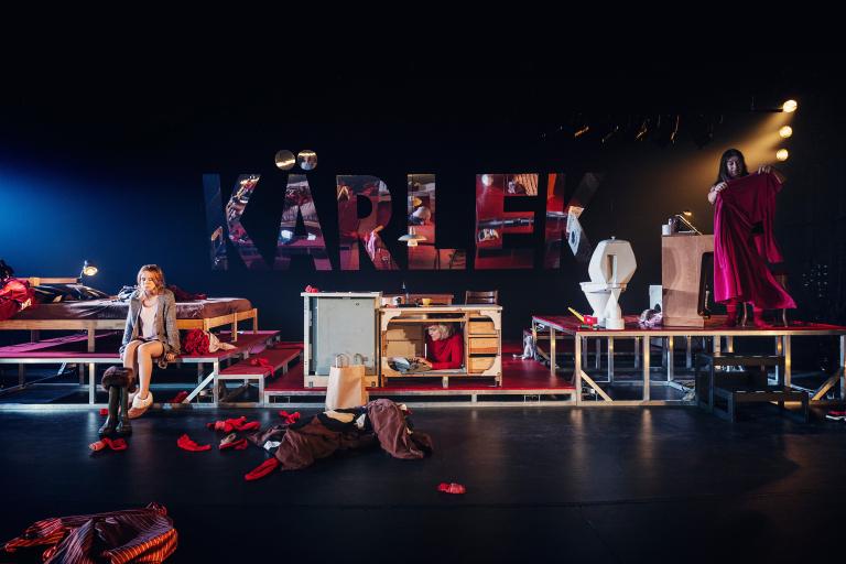 Stort scenrum med olika rekvisita