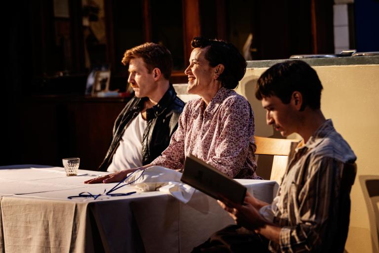 Tre personer vid ett bord.