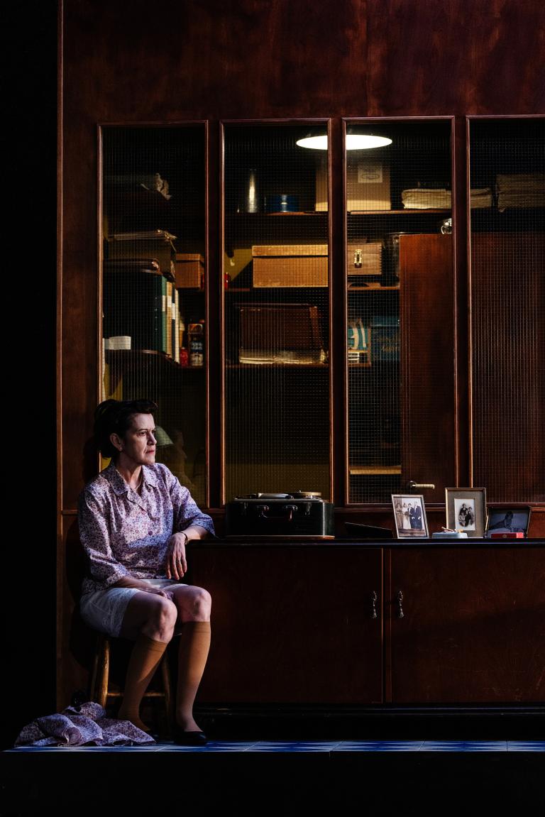 En person sittandes vid ett fönster in till ett kontor.