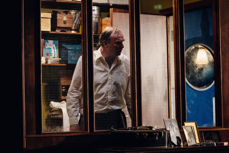 En person står bakom en glasruta