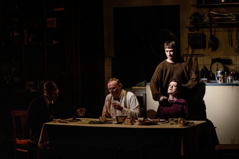 En person står bakom en person med en kniv mot dennes hals