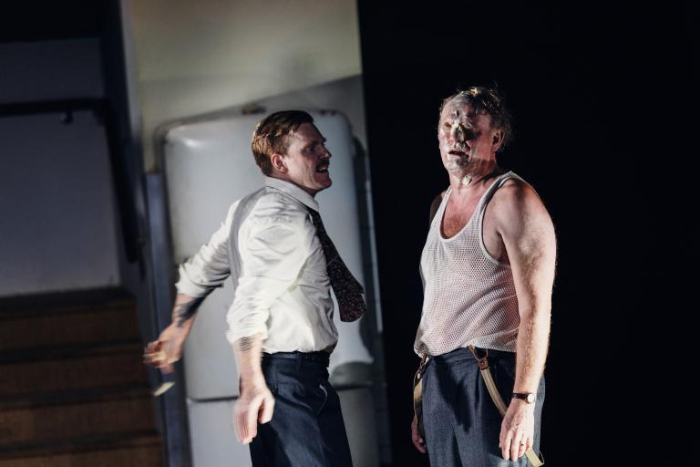 En person slår mot en annan som har smör i ansiktet