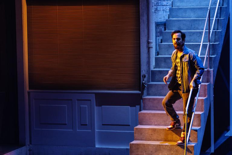 Skådespelare står i en trappa på väg ner