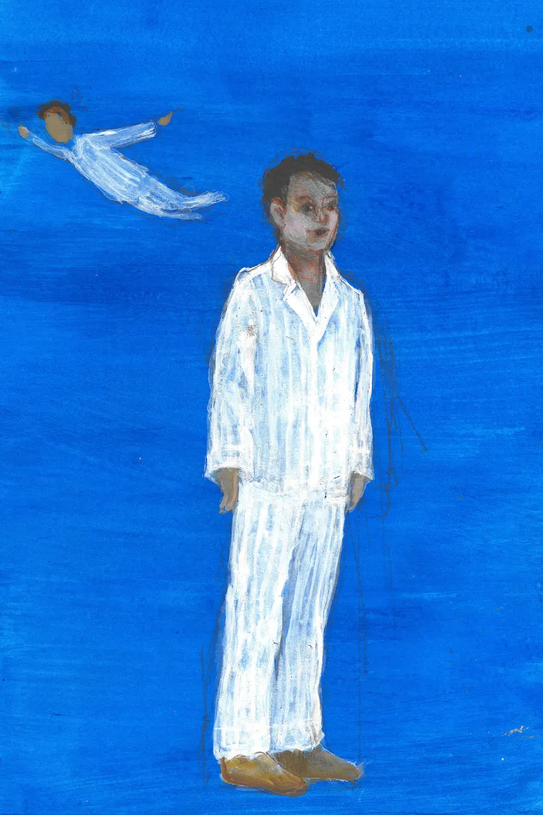 Kostymskiss av ett barn i vit pyjamas med en svävande dockfigur i bakgrunden.