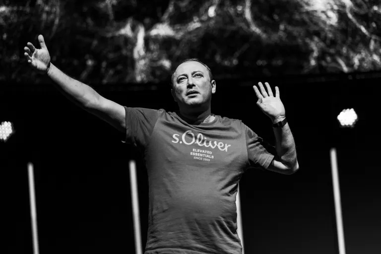 Regissör Timofey Kuliabin på scen