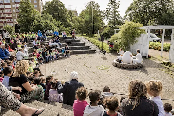 Sandra och Erik frågar publiken vad de tror finns i Ägget