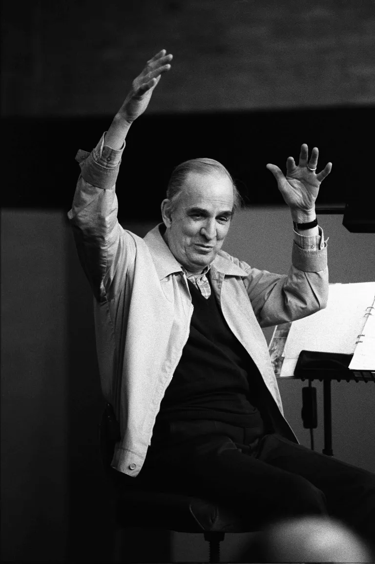 Ingmar Bergman gestikulerar