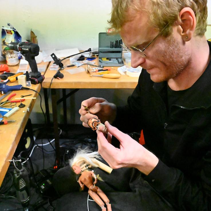 Regissör och dockmakare Erik Holmström arbetar med en docka