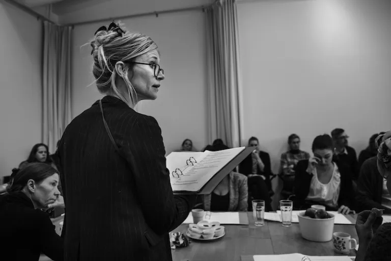 Ada Berger läser exempel ur manuset, i bakgrunden syns scenografen Erika Magnusson
