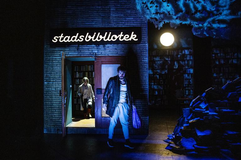 Foto Emmalisa Pauly Man på väg ut från bibliotek