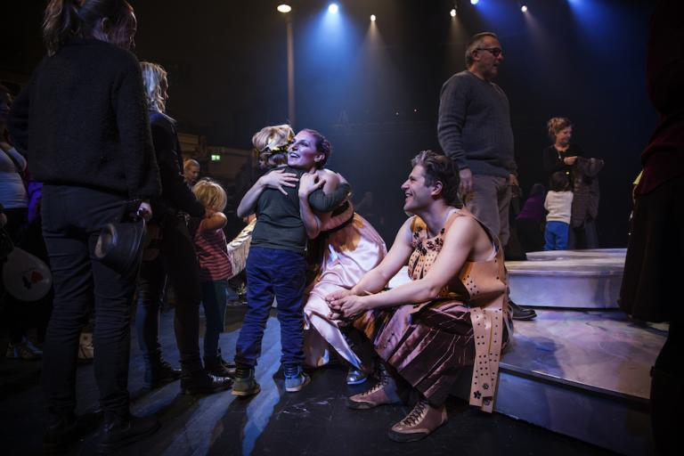 Familjedag 2015 Foto: Emmalisa Pauly Många ville krama de olika figurerna i familjeföreställningen