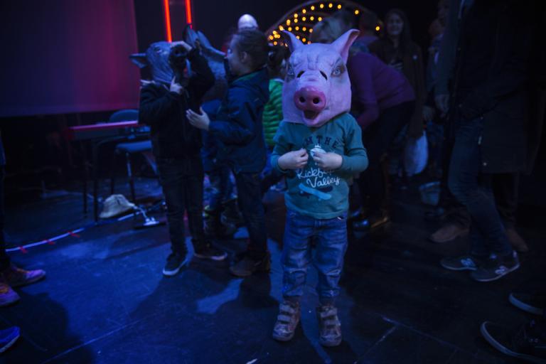 Familjedag 2015 Foto: Emmalisa Pauly Lyckan är att få prova en grismask på scen