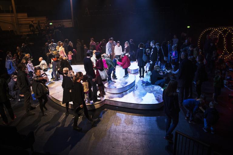 Familjedag 2015 Foto: Emmalisa Pauly Trångt på scenen efter att besökarna fick se smakprov ur årets familjeföreställning Hjältar, gudar, monster
