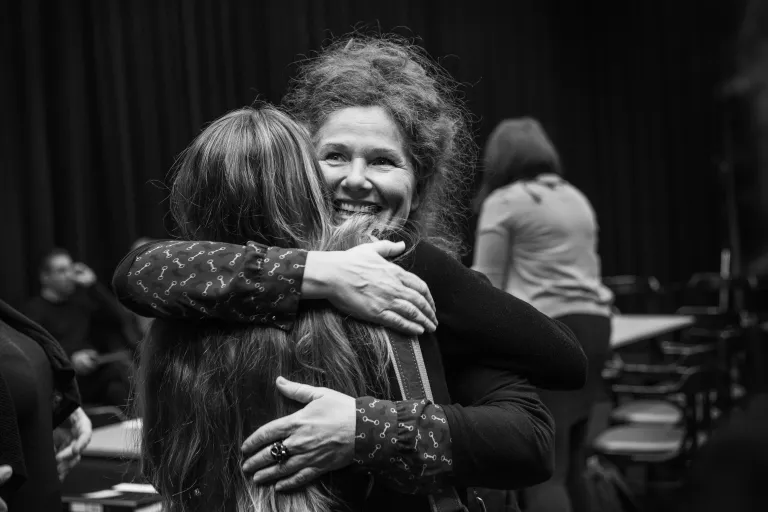 Regissören Anna Azcárate kramar om Natalie Sundelin Foto: Emmalisa Pauly